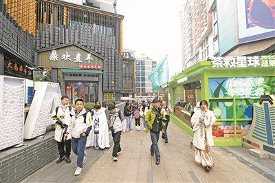 12月21日，媒体团在南横街参观。 贵阳日报融媒体记者 梁超 摄