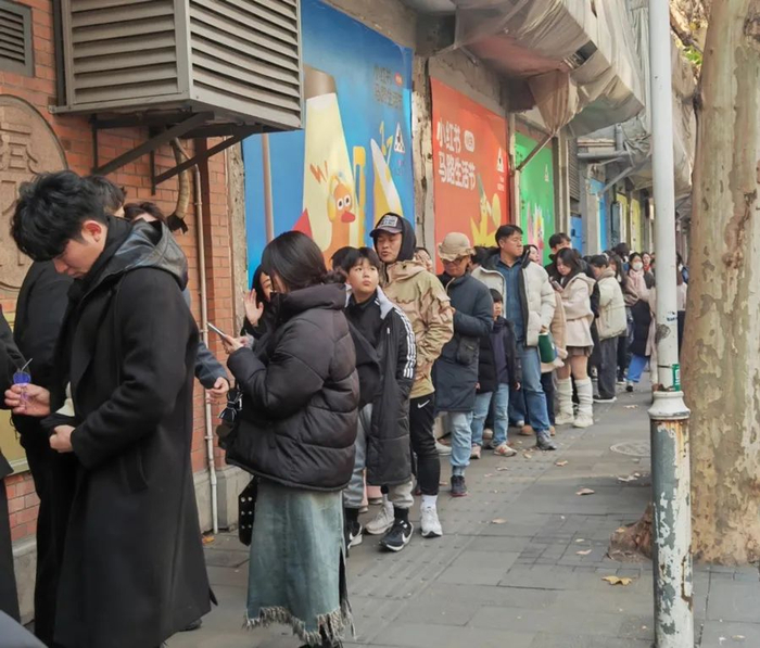 新天地大韩民国临时政府旧址前，购票的韩国游客排起长队。   李宝花 摄