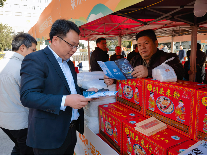 兴业银行安溪支行工作人员向参展企业介绍小微企业融资协调机制政策及相关金融服务