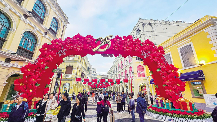 澳门街头随处可见庆祝澳门回归祖国25周年的装饰、宣传标语等，喜庆气氛浓厚。