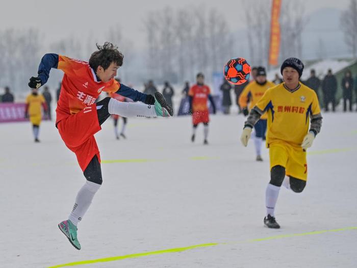   ↑12月23日，吉林市丰满区代表队球员刘学（左）在比赛中向队友传球。新华社记者 颜麟蕴 摄