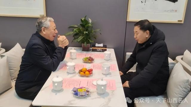 山西省名人联合会代理会长耿彦波（右）等参访三晋名人俱乐部。 来源：山西省名人联合会官方微信公众号
