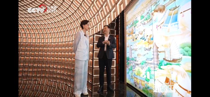 图为八马茶业总经理吴清标向央视网主持人常婷介绍武夷山八马茶文化馆