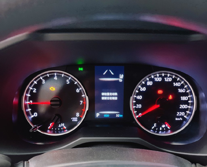 ▲欧阳先生的车辆仪表盘出现故障码和检修提示（受访者供图）