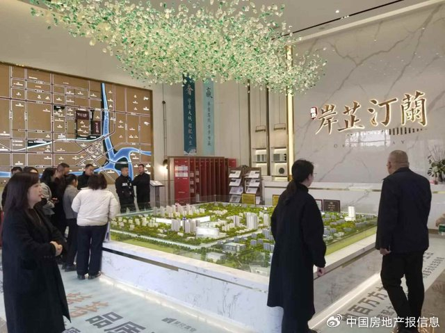 周末，在襄阳市各楼盘营销中心，看房置业者众多。唐军/摄