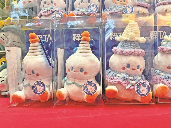     北京妙应寺最近上新的毛绒文创“塔小白”