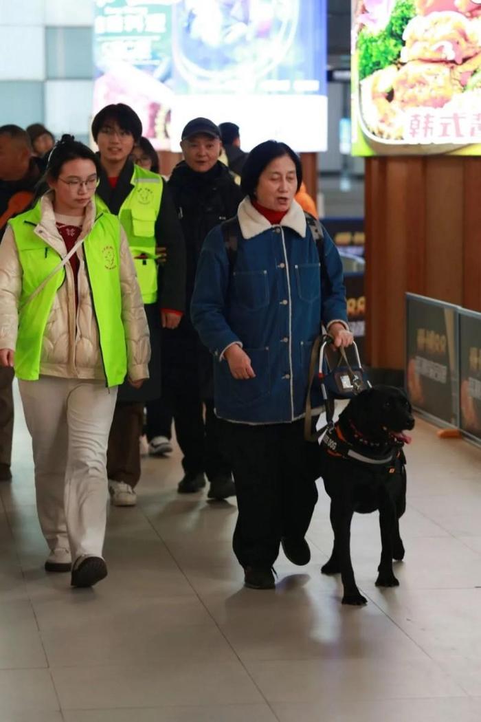 这次不一样的体验不仅增进了人们对导盲犬工作的理解和尊重，也传递了关爱与包容的正能量。