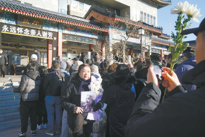 　　今天上午10时，谢芳追悼会在八宝山举行，众多友人前来送别。王海欣 摄