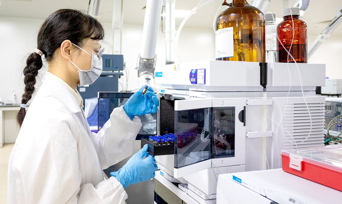     产业园内，研究员使用液相色谱仪，准备对中药材的含量等指标开展分析。受访者供图