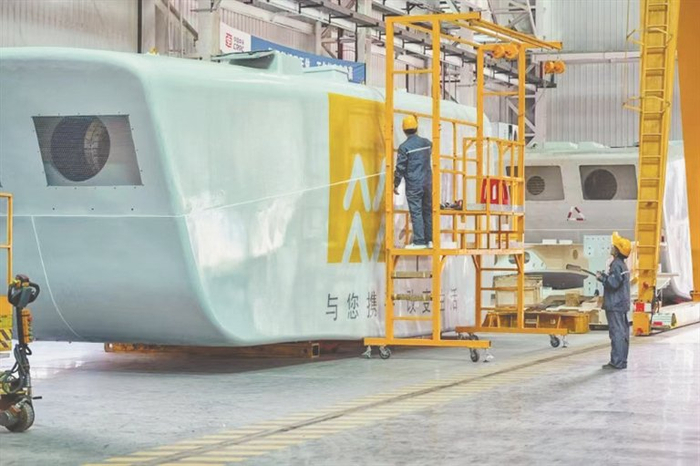     中车·嘉泽主机装配车间。