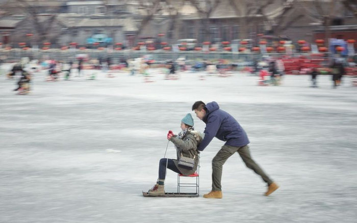 资料图：2024年2月4日，北海公园冰场，游客正在滑冰。新京报记者 薛珺 摄