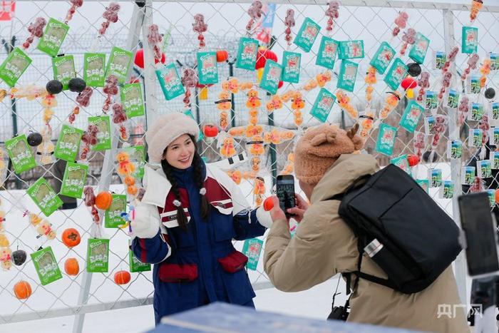 现场游客与雪糕墙合影（央广网见习记者 杨亚东 摄）