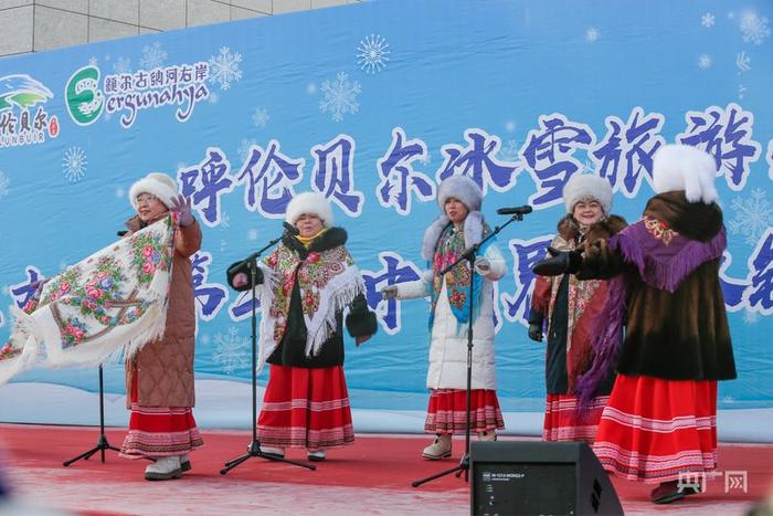 现场表演精彩的文艺节目（央广网见习记者 杨亚东 摄）