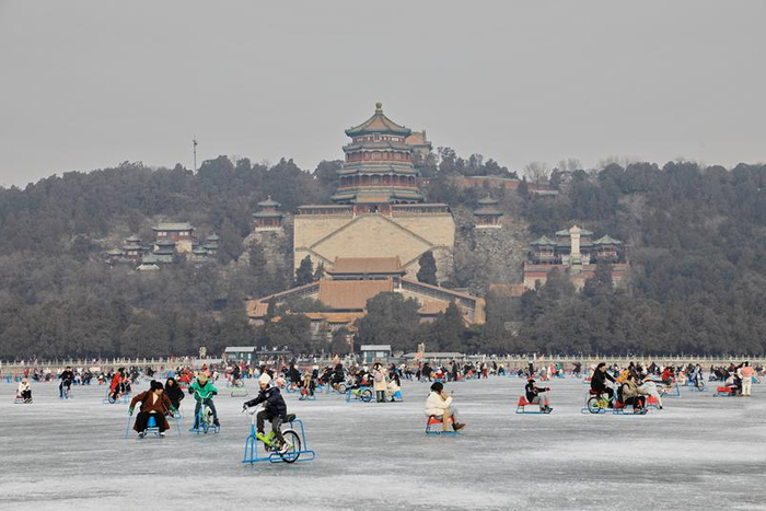 资料图：2024年2月4日，颐和园冰场，人们滑冰娱乐。图/IC photo
