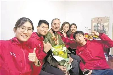 完成抗美援朝老兵口述史采录工作后，柳叶子鑫（左二）和同学一起与老兵（左三）合影。