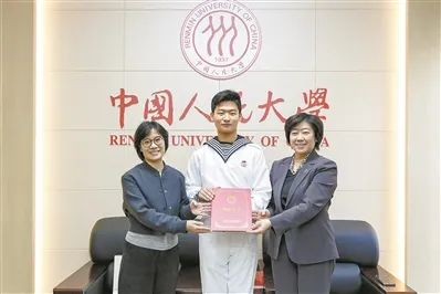 柳叶子鑫接过捐赠证书。