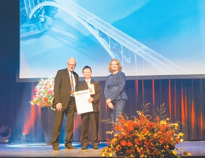 中国天峨龙滩特大桥获得二〇二四年国际桥梁与结构工程协会“大跨公路与铁路桥最高奖”。图为颁奖现场。罗小斌摄