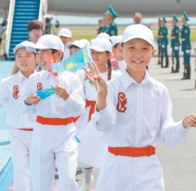 7月2日，哈萨克斯坦儿童在阿斯塔纳机场热烈欢迎习近平主席到访。人民日报记者 王 洲摄