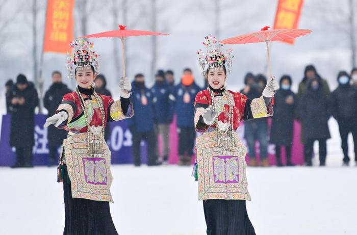   ↑12月23日，来自贵州榕江的歌舞表演者在中场休息时表演侗族歌舞。新华社记者 颜麟蕴 摄