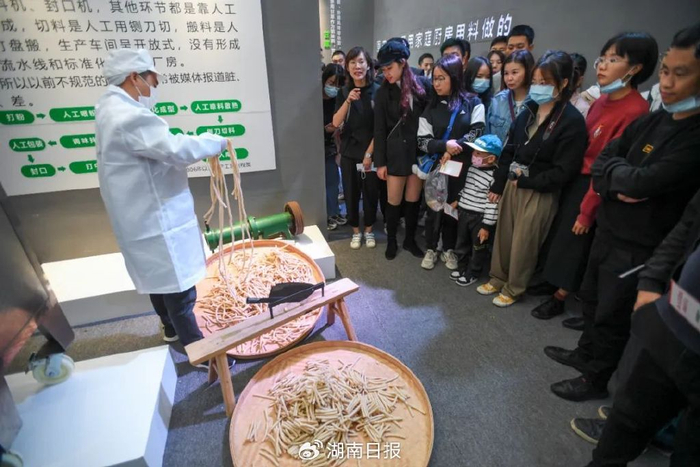 （长沙市天心区黄兴广场，市民参观辣条博物馆。湖南日报记者 辜鹏博 摄）