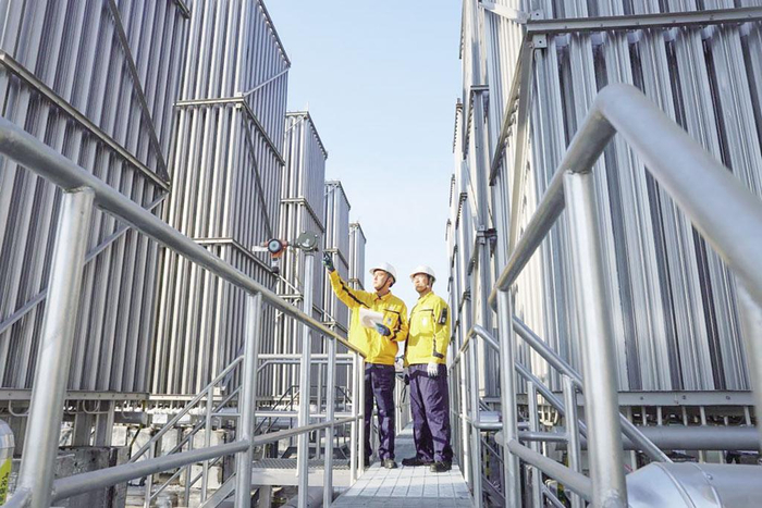 新奥能源员工在天然气厂站工作