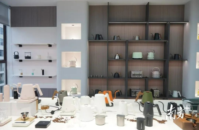 江门咖啡器具畅销海外。熊毅 摄