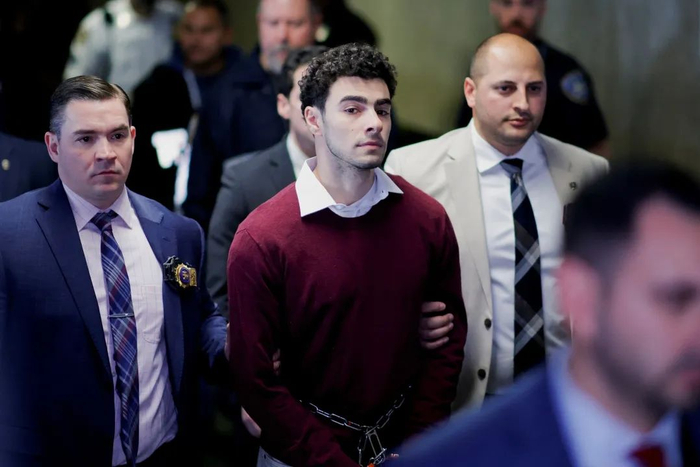 当地时间12月23日，路易吉·曼焦内抵达纽约法庭。图源：央视新闻