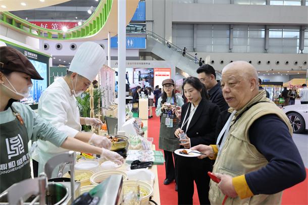 集团展位美食档口大厨烹饪