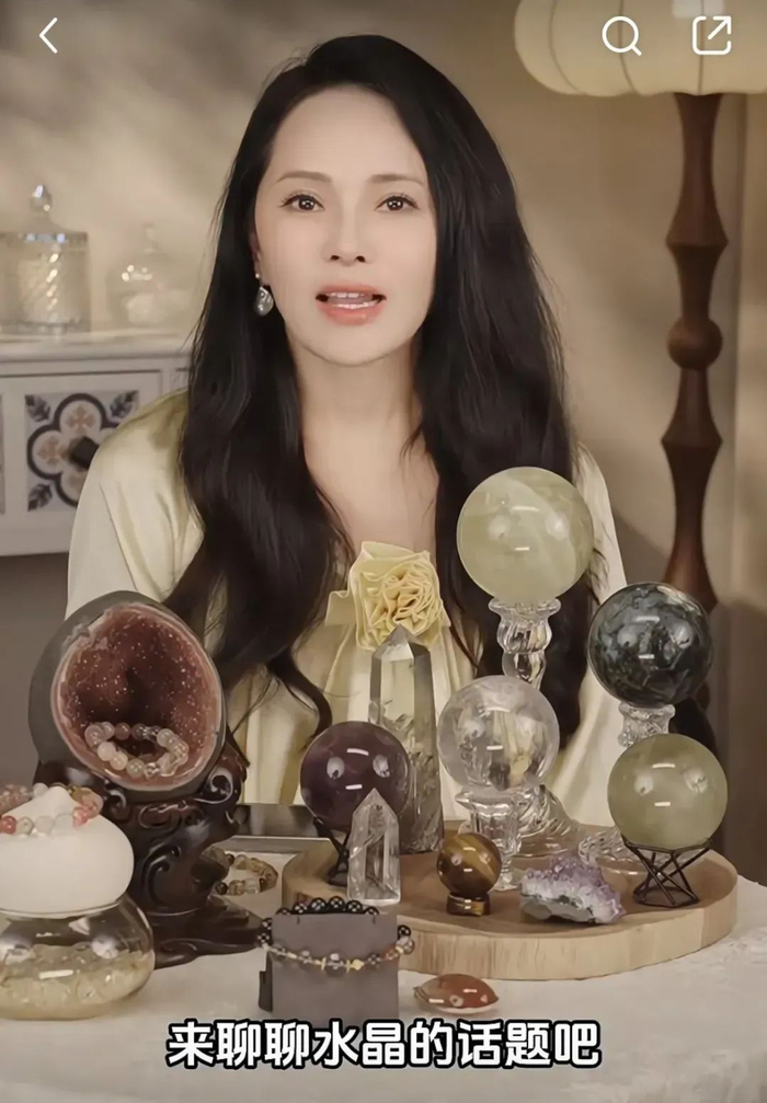 11月初，伊能静在“我的好人缘”的视频里，谈论关于水晶的话题/图源：社媒截图
