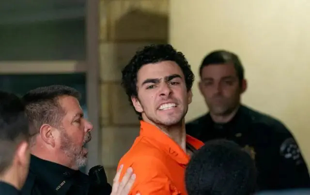 曼焦内被捕后出庭受审。图源：央视新闻