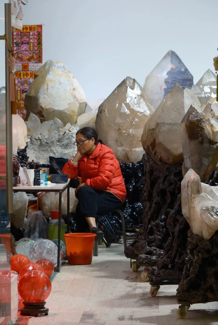 东海水晶城一店铺里，店员正在等候客户光顾/图源：小红书@李看山