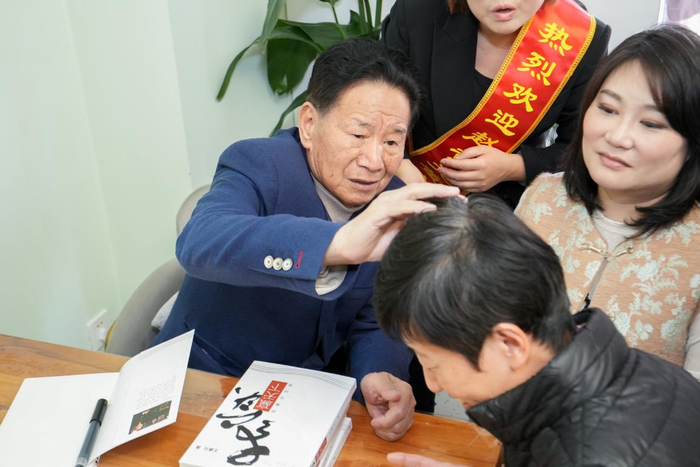 仔细帮顾客看诊的赵章光