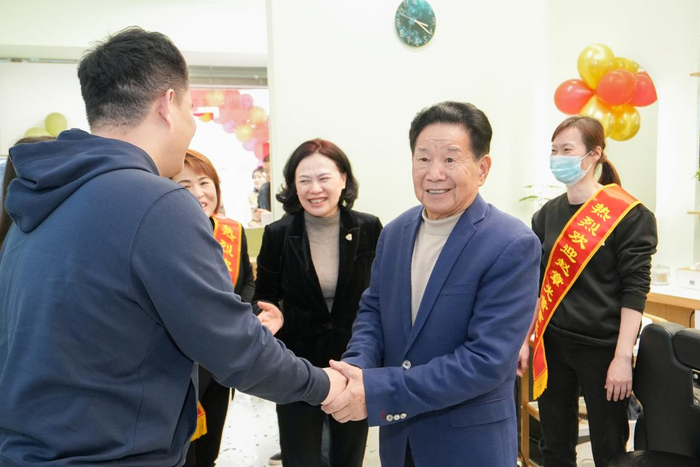 与顾客朋友亲切握手的赵章光