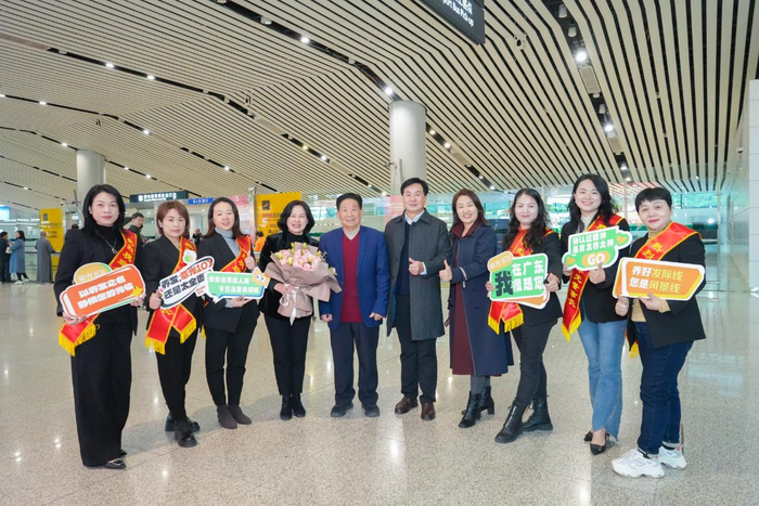 到达机场的赵章光与章光101伙伴合影