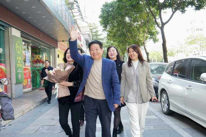 巡礼路上，正在打招呼的赵章光