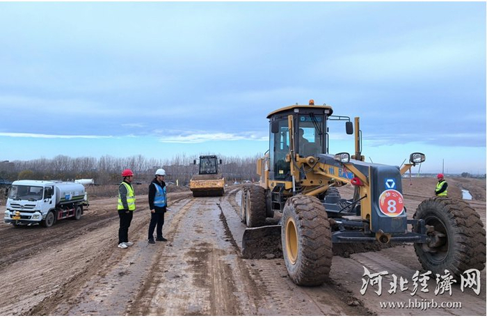 在雄安新区新盖房分洪道右堤堤防加固和治理工程（二期）项目现场，平地机、压路机联合施工。河北经济日报记者 吴新光 摄