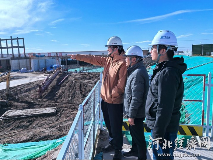 雄安新区枣林庄枢纽改扩建工程项目负责人与施工方负责人在察看项目。河北经济日报记者 吴新光 摄