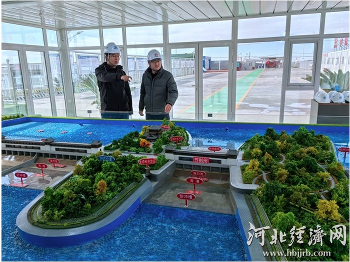 雄安新区枣林庄枢纽改扩建工程项目沙盘，包括泄洪闸、节制闸、消力池、海漫、防冲槽等。河北经济日报记者 石鹏飞 摄