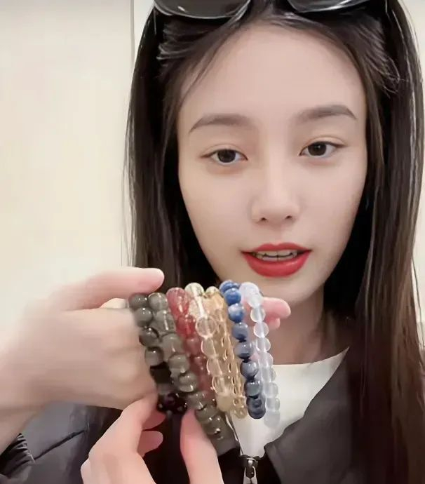 徐艺洋在镜头前展示水晶手串/图源：网络