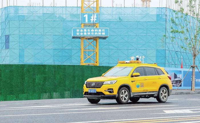 新奥能源智能巡检车在道路上作业