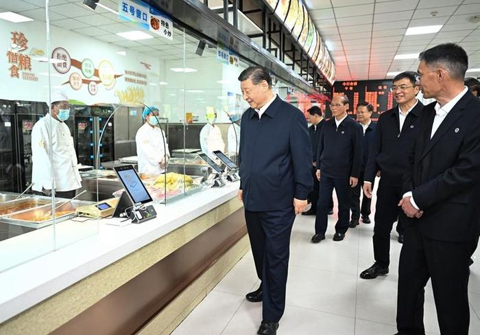 △2024年6月18日,习近平总书记在青海果洛西宁民族中学食堂察看学生就餐条件。
