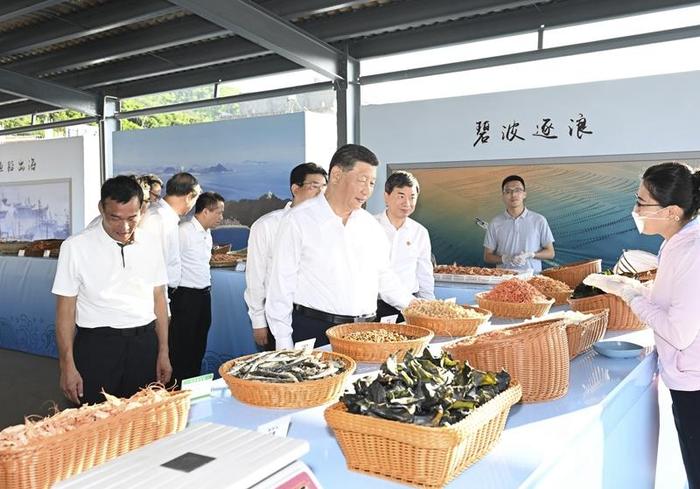 △2024年10月15日,习近平总书记在福建漳州市东山县陈城镇澳角村考察时,了解海鲜干货和渔获产品交易情况。