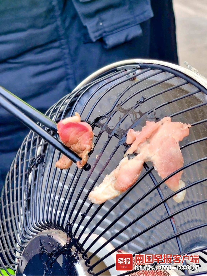 ▲肉片在约4分钟后被烤了半熟。记者 苏华 摄