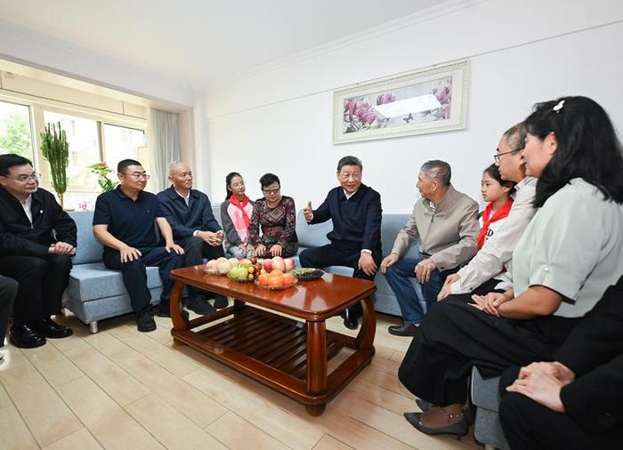 △2024年9月11日,习近平总书记在甘肃兰州市安宁区枣林西社区考察时,同退休老党员李宗彪一家人围坐在一起拉家常。
