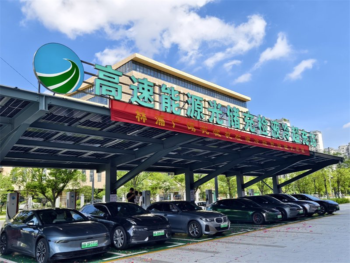 福州市仓山区林浦广场西侧的光储充检液冷超充站正式开业