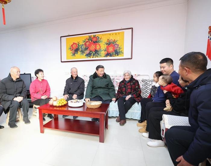 △2024年2月1日,习近平总书记在天津西青区辛口镇第六埠村考察时,同村民杜洪刚一家人亲切拉家常。