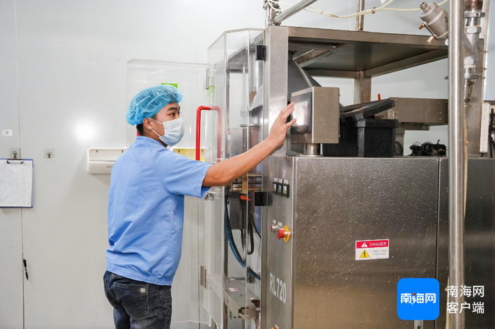 　　在生产车间内，工人操作灌装设备。记者 易帆 摄