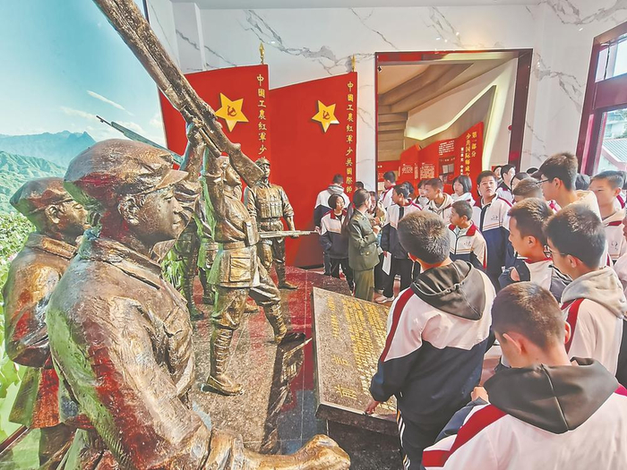 三明市三元区贵溪洋中学的学生参观建宁县中央苏区反“围剿”纪念馆，接受红色洗礼，感受红色基因的传承力量。黄忠义 摄