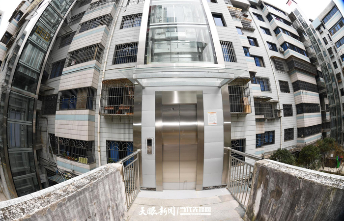 贵阳市南明区市府路10号三期二单元加装电梯。赵松  摄