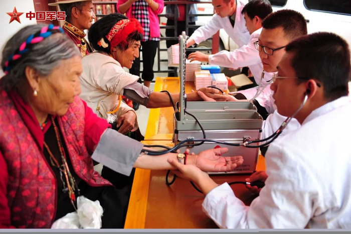 川藏兵站部某高原大站组织义诊活动。（干亚东 摄）